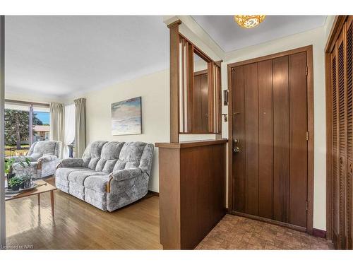 16 St. Lawrence Drive, St. Catharines, ON - Indoor Photo Showing Living Room