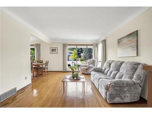 16 St. Lawrence Drive, St. Catharines, ON - Indoor Photo Showing Living Room