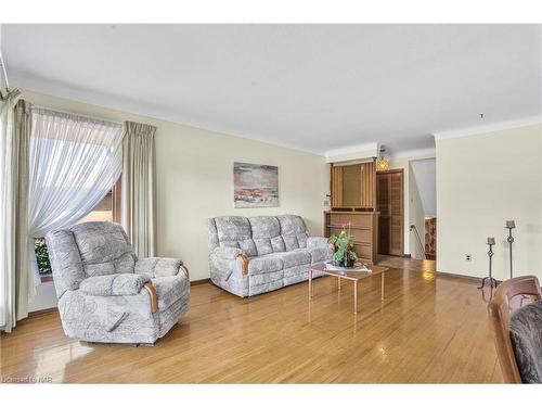 16 St. Lawrence Drive, St. Catharines, ON - Indoor Photo Showing Living Room