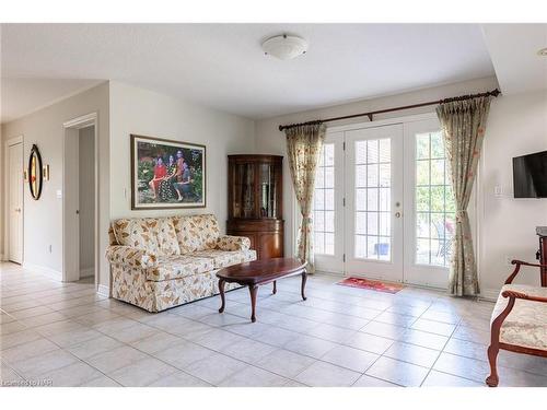 10 Watersedge Circle Circle, St. Catharines, ON - Indoor Photo Showing Living Room