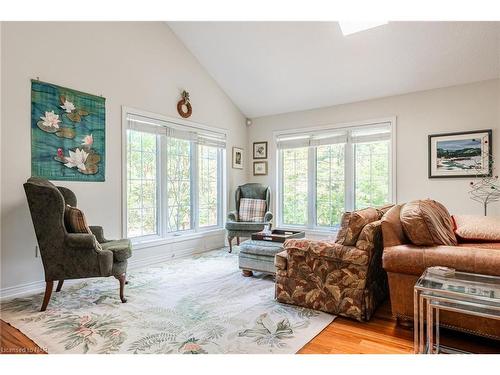 10 Watersedge Circle Circle, St. Catharines, ON - Indoor Photo Showing Living Room