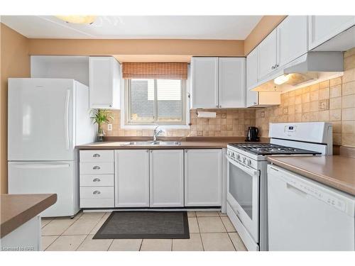 57 Bayview Drive, Grimsby, ON - Indoor Photo Showing Kitchen With Double Sink