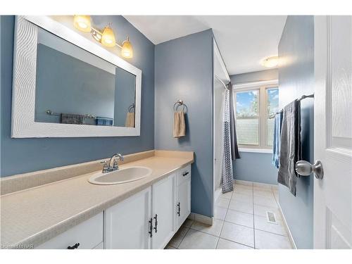 57 Bayview Drive, Grimsby, ON - Indoor Photo Showing Bathroom