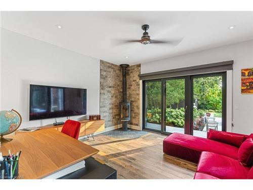 566 Lansdowne Avenue, Niagara-On-The-Lake, ON - Indoor Photo Showing Living Room