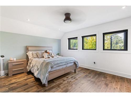 566 Lansdowne Avenue, Niagara-On-The-Lake, ON - Indoor Photo Showing Bedroom