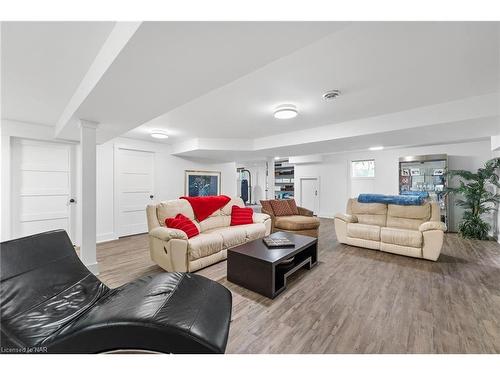 566 Lansdowne Avenue, Niagara-On-The-Lake, ON - Indoor Photo Showing Living Room