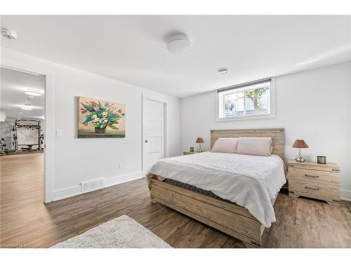 566 Lansdowne Avenue, Niagara-On-The-Lake, ON - Indoor Photo Showing Bedroom