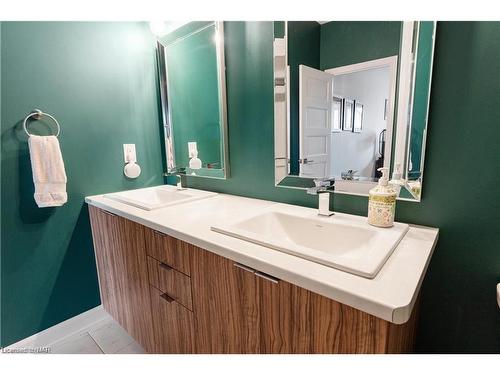 11 Campbell Street, Thorold, ON - Indoor Photo Showing Bathroom