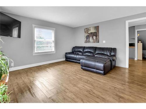 2503 Coral Avenue, Stevensville, ON - Indoor Photo Showing Living Room