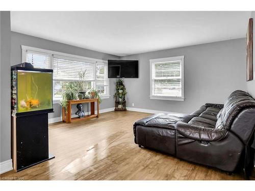 2503 Coral Avenue, Stevensville, ON - Indoor Photo Showing Living Room