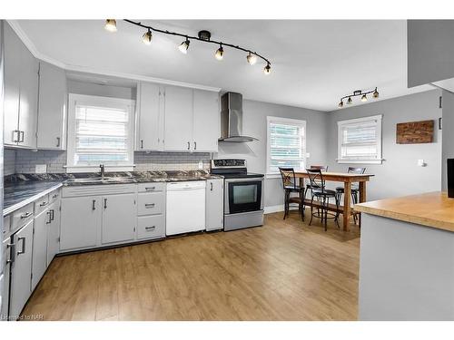 2503 Coral Avenue, Stevensville, ON - Indoor Photo Showing Kitchen With Double Sink