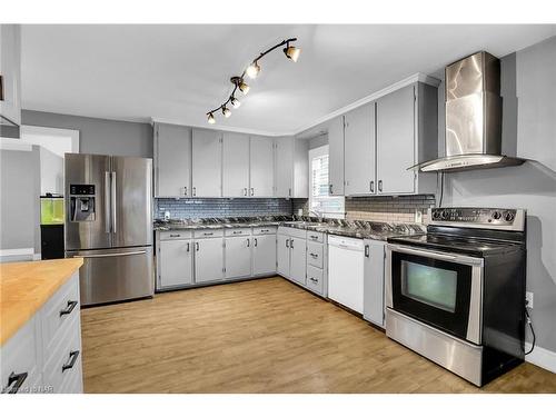 2503 Coral Avenue, Stevensville, ON - Indoor Photo Showing Kitchen