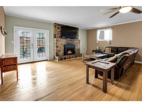 2503 Coral Avenue, Stevensville, ON - Indoor Photo Showing Living Room With Fireplace