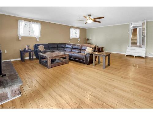 2503 Coral Avenue, Stevensville, ON - Indoor Photo Showing Living Room