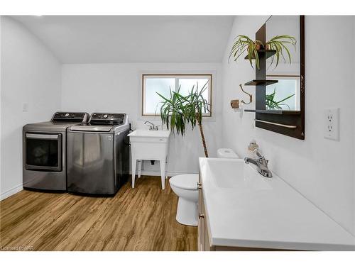 2503 Coral Avenue, Stevensville, ON - Indoor Photo Showing Laundry Room