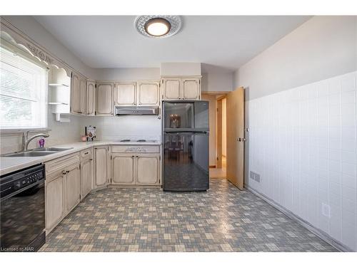 3 Grove Avenue, St. Catharines, ON - Indoor Photo Showing Kitchen With Double Sink