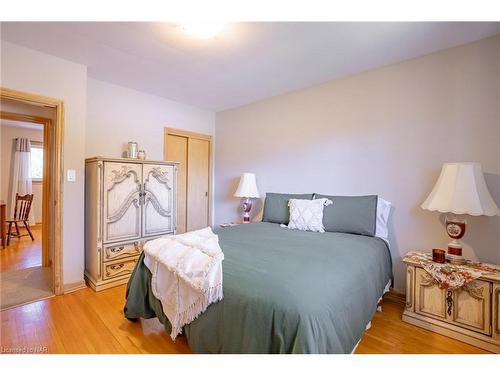 3 Grove Avenue, St. Catharines, ON - Indoor Photo Showing Bedroom