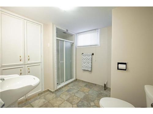 3 Grove Avenue, St. Catharines, ON - Indoor Photo Showing Bathroom