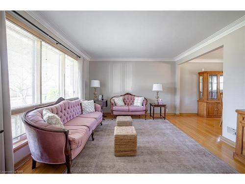 3 Grove Avenue, St. Catharines, ON - Indoor Photo Showing Living Room