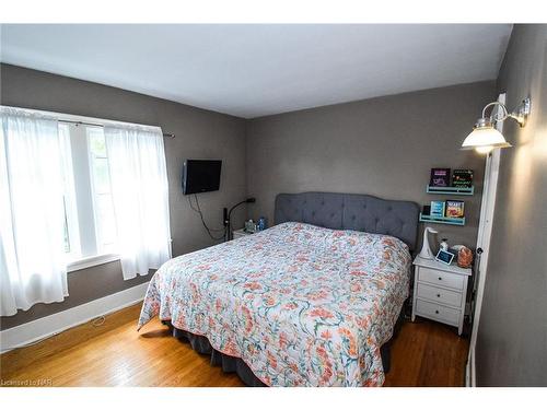 63 Elgin Street E, Welland, ON - Indoor Photo Showing Bedroom