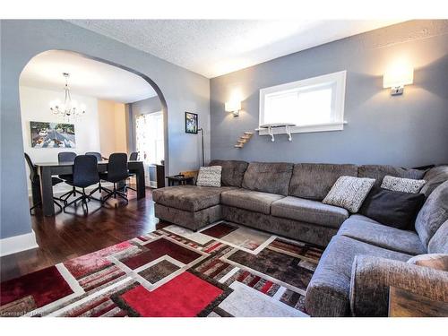 63 Elgin Street E, Welland, ON - Indoor Photo Showing Living Room