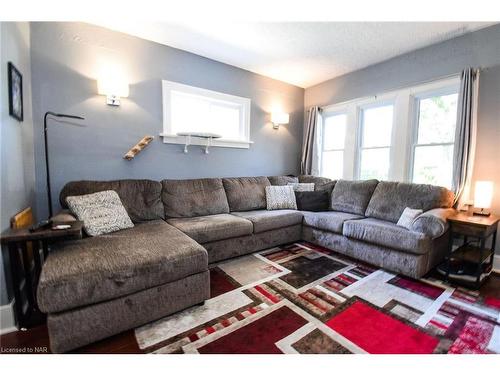 63 Elgin Street E, Welland, ON - Indoor Photo Showing Living Room