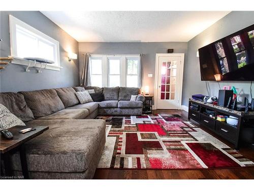 63 Elgin Street E, Welland, ON - Indoor Photo Showing Living Room