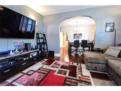 63 Elgin Street E, Welland, ON - Indoor Photo Showing Living Room