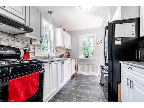 5396 Alexander Crescent, Niagara Falls, ON - Indoor Photo Showing Kitchen