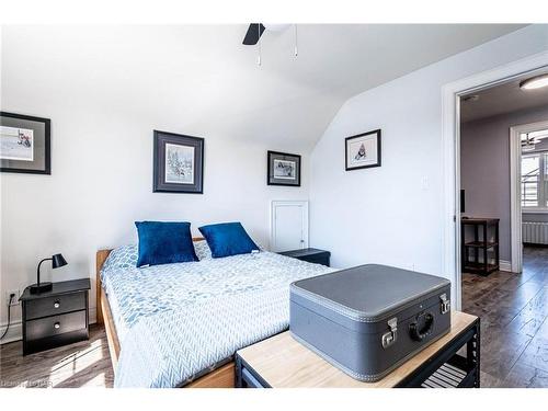 5396 Alexander Crescent, Niagara Falls, ON - Indoor Photo Showing Bedroom