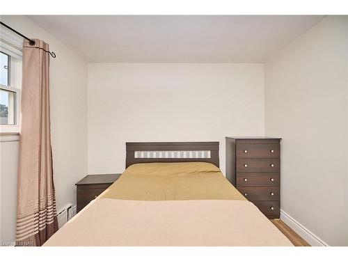 118 Rosemount Avenue, Port Colborne, ON - Indoor Photo Showing Bedroom