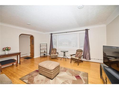 118 Rosemount Avenue, Port Colborne, ON - Indoor Photo Showing Living Room