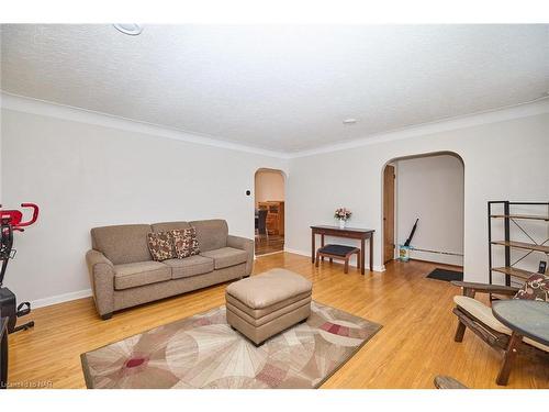 118 Rosemount Avenue, Port Colborne, ON - Indoor Photo Showing Living Room