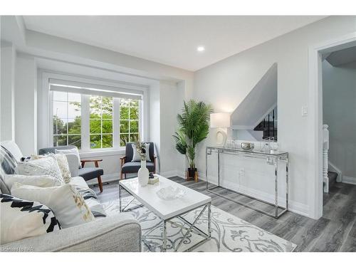 125 Dunlop Court, Brampton, ON - Indoor Photo Showing Living Room