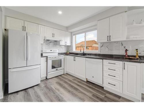 125 Dunlop Court, Brampton, ON - Indoor Photo Showing Kitchen