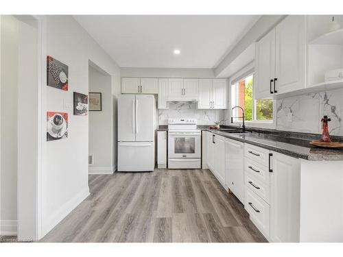 125 Dunlop Court, Brampton, ON - Indoor Photo Showing Kitchen