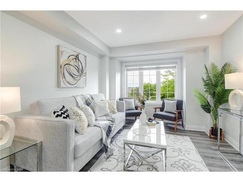 125 Dunlop Court, Brampton, ON - Indoor Photo Showing Living Room