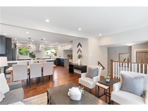 14 Laguna Crescent, St. Catharines, ON - Indoor Photo Showing Living Room