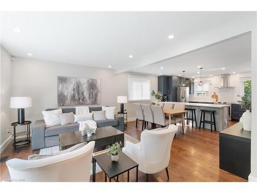 14 Laguna Crescent, St. Catharines, ON - Indoor Photo Showing Living Room