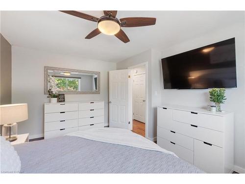 14 Laguna Crescent, St. Catharines, ON - Indoor Photo Showing Bedroom