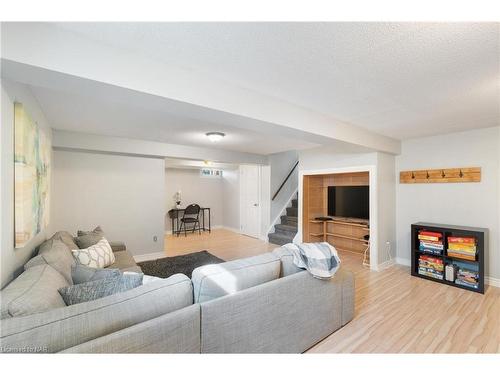 14 Laguna Crescent, St. Catharines, ON - Indoor Photo Showing Living Room