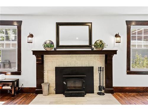 1700 Chatham Road, Fort Erie, ON - Indoor Photo Showing Living Room With Fireplace