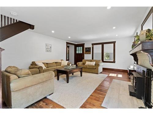 1700 Chatham Road, Fort Erie, ON - Indoor Photo Showing Living Room