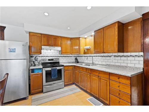 1700 Chatham Road, Fort Erie, ON - Indoor Photo Showing Kitchen