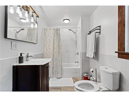 1700 Chatham Road, Fort Erie, ON - Indoor Photo Showing Bathroom