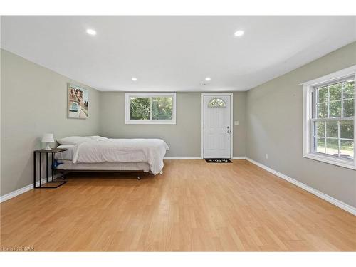 1700 Chatham Road, Fort Erie, ON - Indoor Photo Showing Bedroom