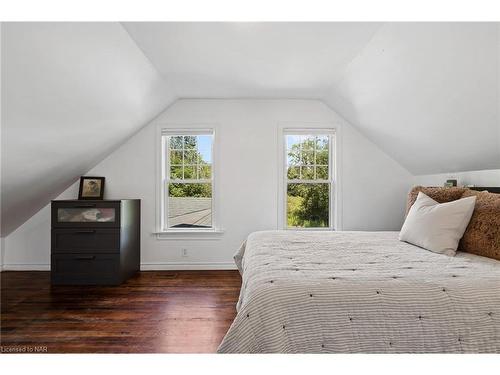 1700 Chatham Road, Fort Erie, ON - Indoor Photo Showing Bedroom