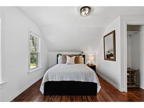 1700 Chatham Road, Fort Erie, ON - Indoor Photo Showing Bedroom