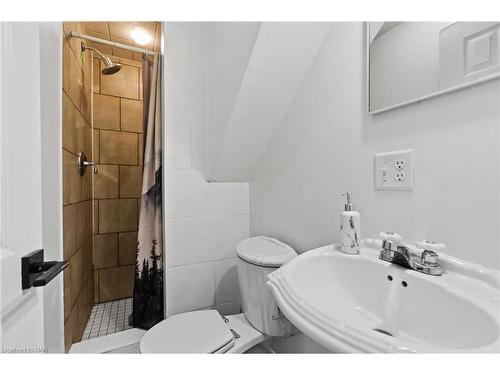 1700 Chatham Road, Fort Erie, ON - Indoor Photo Showing Bathroom