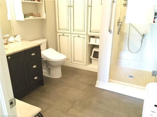 127-8111 Forest Glen Drive, Niagara Falls, ON - Indoor Photo Showing Bathroom